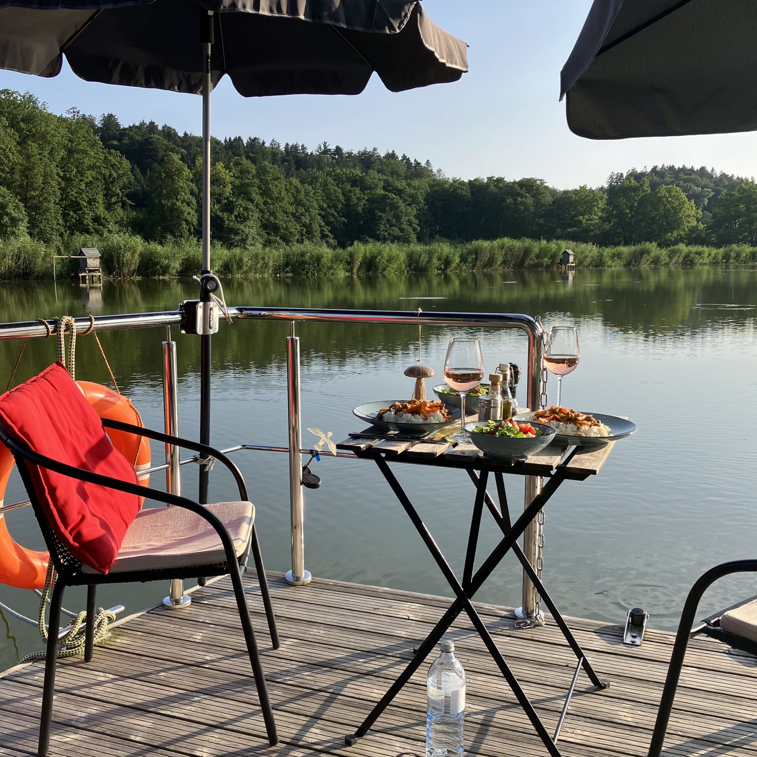 Dinner auf der Hausboot Terrasse mit Blick auf den See